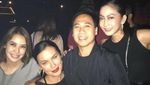 Momen Mesra Sophia Latjuba dan Tio