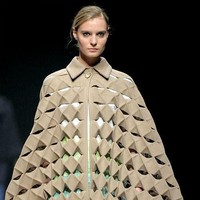 Kardus yang dibuat dengan teknik cutout dibuat menjadi atasan model cape. Foto: Ist.