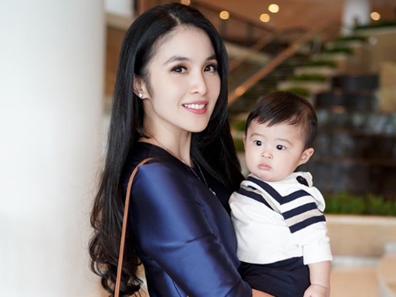 Sibuk-Sibuk Lucu ala Sandra Dewi saat Mengurus Anak Sibuk-Sibuk Lucu ala Sandra Dewi saat Mengurus Anak
