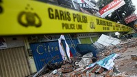 Penampakan beberapa ruko di kawasan Cakranegara, Mataram, Lombok, NTB, Kamis (9/8/2018), rusak parah akibat gempa susulan.