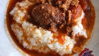 Yang suka pedas bisa menyiramnbubur dengan kuah sambal goreng. Lauknya telor plus gudeg. Foto : Instagram @a.rum.s