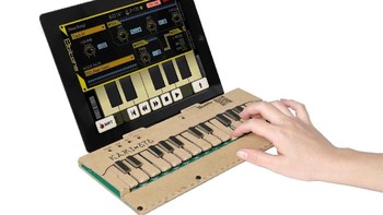 Teknisi asal Jepang, Reo Nagumo membuat keyboard mini yang badannya terbuat dari kardus. Keyboard yang dinamai KAMI-OTO ini dapat dirakit sendiri oleh penggunanya dan dapat dihubungkan ke PC atau smartphone untuk memainkannya. (Foto: Kickstarter).