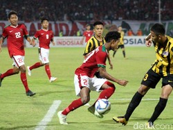 Sampai akhirnya di menit ke-72, akselerasi Supriadi ke kotak penalti harus dihentikan oleh Al Amri dan membuat wasit menunjuk titik putih. Bagus yang jadi eksekutor dengan dingin menempatkan bola di pojok kiri tanpa bisa dijangkau Al Amri. Indonesia memimpin 1-0.
