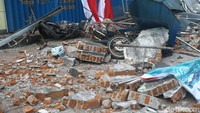 Beberapa bagian tembok ruko juga ambruk.