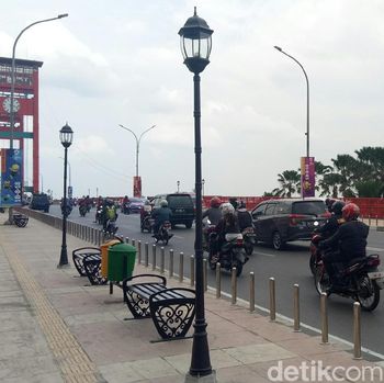Baru Dipasang, Lampu Taman di Jembatan Ampera Sudah Dirusak