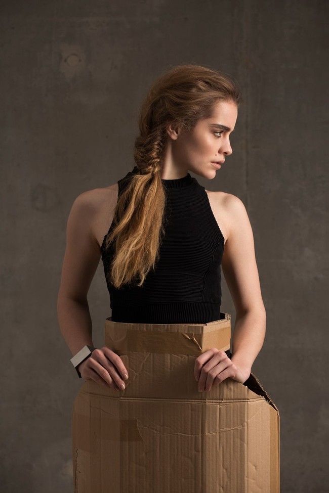 Marisa membuat sebuah proyek fotografi bertema high-fashion yang berbeda dari biasanya. Alih-alih busana dari desainer ternama, ia menjadikan kardus bekas sebagai pakaian hingga aksesori. Pemotretan ini ia beri tema Cardboard Love. Foto: Dok. Marisa Lia