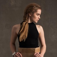 Marisa membuat sebuah proyek fotografi bertema high-fashion yang berbeda dari biasanya. Alih-alih busana dari desainer ternama, ia menjadikan kardus bekas sebagai pakaian hingga aksesori. Pemotretan ini ia beri tema Cardboard Love. Foto: Dok. Marisa Lia