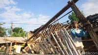 Kerusakan parah yang dialami warga terlebih kehilangan tempat tinggal membuat mereka berharap adanya bantuan dari pemerintah.