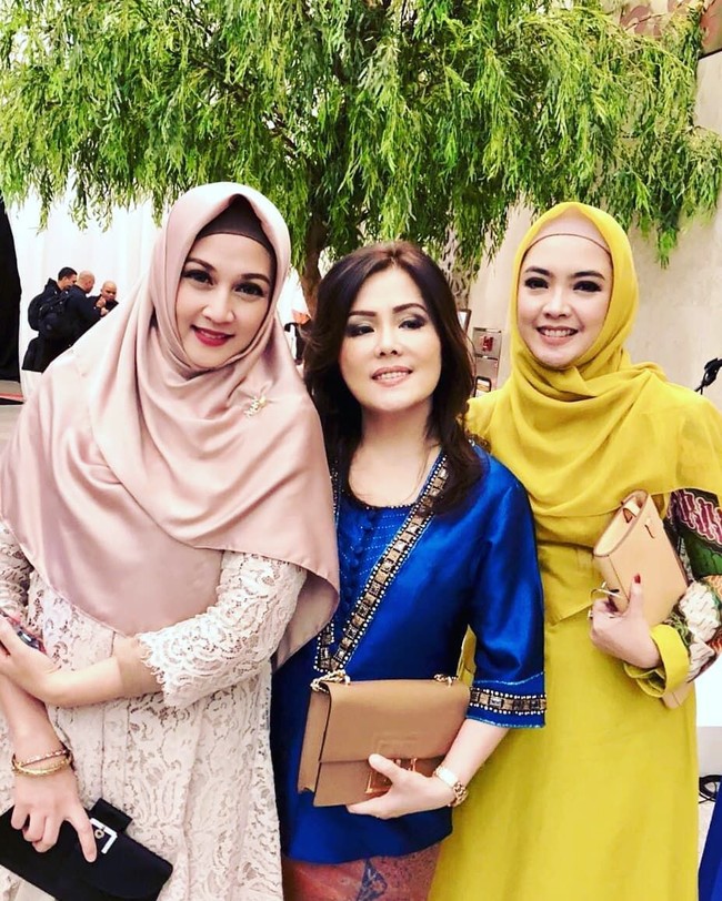 Warna-warna pastel seperti pink, biru muda, hingga hijau sering dipilih Dina Lorenza. Khimar instan syari terlihat jarang Dina kenakan. Ia lebih memilih pashmina atau hijab segi empat. Foto: Istimewa