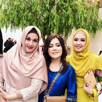 Warna-warna pastel seperti pink, biru muda, hingga hijau sering dipilih Dina Lorenza. Khimar instan syari terlihat jarang Dina kenakan. Ia lebih memilih pashmina atau hijab segi empat. Foto: Istimewa