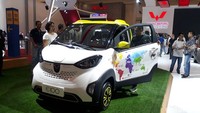 Mobil yang dibawa dari China ini bisa berjalan sampai 200 kilometer dalam keadaan baterai penuh. Di China E100 dibanderol dengan harga 35.800 yuan atau setara Rp 71,5 juta.