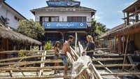 Sejumlah warga asing membersihkan puing-puing atap restorannya yang runtuh pascagempa bumi di kawasan wisata Gili Trawangan, Lombok Utara, NTB. Sejumlah fasilitas publik untuk wisatawan seperti restoran, hotel, jeti pelabuhan dan jaringan listrik rusak terdampak akibat gempa. Antara Foto/Ahmad Subaidi.