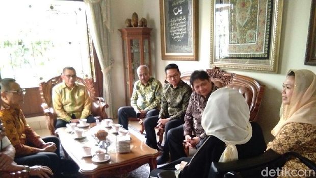 Ketum Golkar Temui Keluarga Gus Dur di Ciganjur