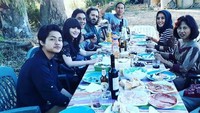 Serunya makan siang di Italia. Ita menikmati santap siangnya bersama teman-temannya di dekat kebun yang rindang. Foto: instagram @itadyahpurnamasari