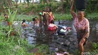 Warga memanfaatkan Kali Lokosedutan, Kayangan, Lombok Utara, untuk mandi dan mencuci pakaian, Rabu (8/8/2018).