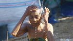 Takut Tsunami Warga Mengungsi ke Bukit