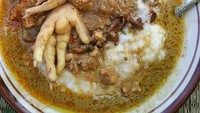 Kalau suka kuah berlimpah, bubur juga enak disiram kuah opor dan ceker plus sedikit gudeg. Sedap! Foto : Instagram @jogjafoodhunter