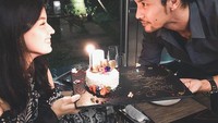 Punya hubungan yang serius dengan artis cantik Kimberly Ryder, Edward berikan kejutan manis dengan cake cantik untuk sang kekasih. Foto: Instagram @edward_akbar