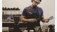Begini pose serius Edward ketika berusaha mempelajari cara meracik kopi. Foto: Instagram @edward_akbar