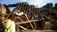 Para warga pun berjuang untuk kembali menata hidup dan menyelamatkan benda-benda berharga mereka yang sebagian hancur akibat gempa.