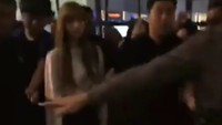 Lisa BLACKPINK tiba di Tanah Air tadi malam. Para pengemar berbondong-bondong menunggu kedatangan Lisa di Bandara Internasional Soekarno-Hatta. Foto: Dok. Instagram/bitiinimd