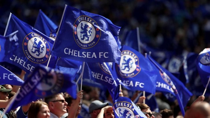 Logo Chelsea, Bendera Chelsea LONDON, ENGLAND - APRIL 22: Chelsea fans wave flags during the The Emirates FA Cup Semi Final match between Chelsea and Southampton at Wembley Stadium on April 22, 2018 in London, England. (Photo by Dan Istitene/Getty Images)