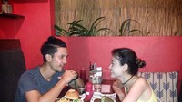 Meski usia mereka terpaut 7 tahun, tapi Edward dan Kimberly tetap kompak dan romantis. Makan malam dengan burger dan kentang goreng, jadi semakin seru jika berdua. Foto: Instagram @edward_akbar