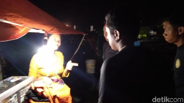 Pengungsi Gempa Lombok Buka Warung hingga Laundry di Pengungsian