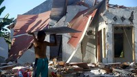 Warga desa Bayan harus merelakan rumah mereka hancur akibat gempa berkekuatan 7 SR yang terjadi pada beberapa waktu lalu.