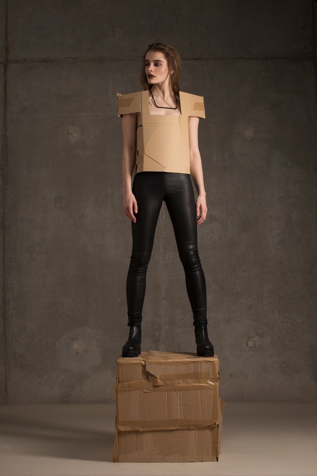 Siapa sangka kardus juga bisa dijadikan blouse, yang tampak unik dipadukan dengan celana kulit. Foto: Dok. Marisa Lia