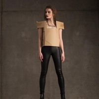 Siapa sangka kardus juga bisa dijadikan blouse, yang tampak unik dipadukan dengan celana kulit. Foto: Dok. Marisa Lia