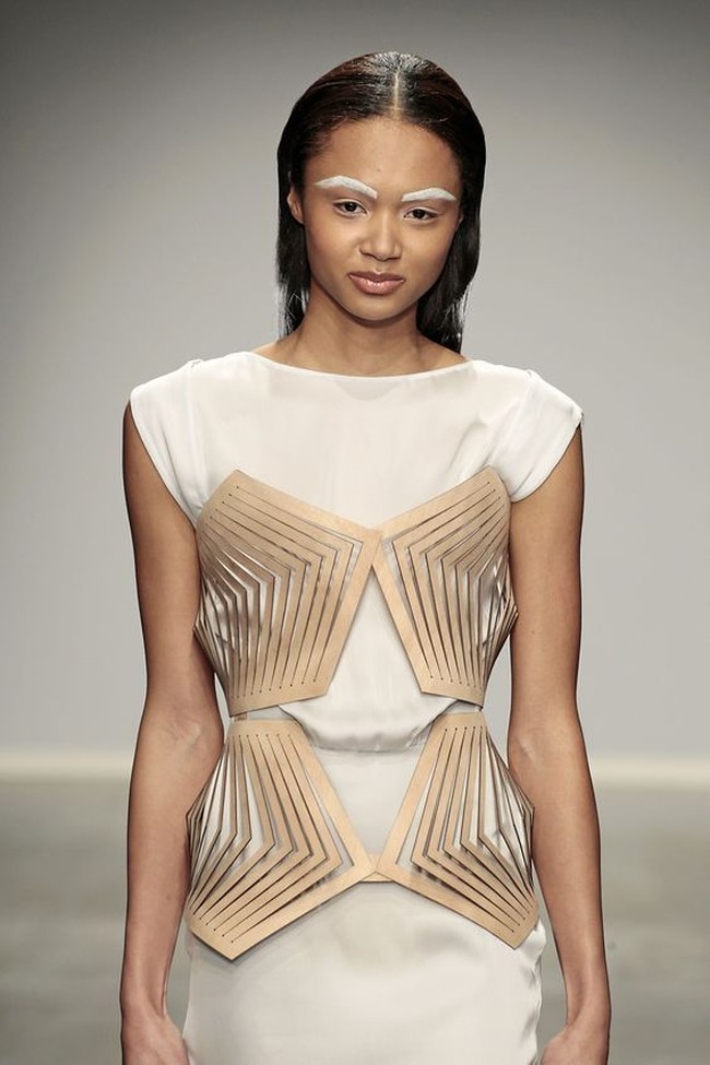 Kardus bisa dikreasikan sebagai aksen pada baju yang terkesan futuristik.  Foto: Dok. Winde Rienstra