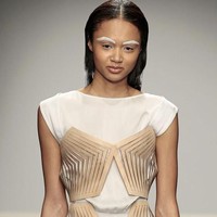 Kardus bisa dikreasikan sebagai aksen pada baju yang terkesan futuristik.  Foto: Dok. Winde Rienstra