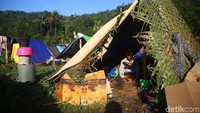 Warga Dusun Lembah Sari, Batu Layar, Lombok Barat, NTB, masih bertahan di pengungsian.