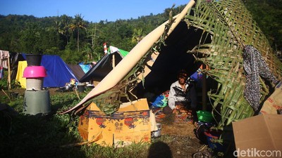 Korban Gempa Lombok Masih Bertahan di Pengungsian