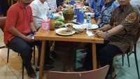 Buka bersama dengan tapol era jokowi: Raden Nuh, Ongen, Rijal, dan Jamran. Bangga dengan keberanian mereka, tulisnya pada bulan Ramadan tahun lalu di sebuah restoran makan tradisional. Foto: Twitter @AndiArief__