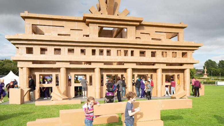 Replika Brandenburg Gate Kardus di Taman Glasgow Green (Glasgow2018/Facebook) Replika Brandenburg Gate Kardus di Taman Glasgow Green (Glasgow2018/Facebook)