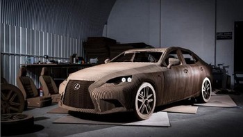 Lexus membuat versi sedan IS ikoniknya dari 1.700 lembar kardus yang dipotong menggunakan laser. Hebatnya, mobil ini dapat dikendarai seperti mobil biasa. (Foto: geek.com)
