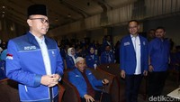 Ketum PAN Zulkifli Hasan, Ketua Dewan Kehormatan PAN Amien Rais, dan Sekjen PAN Eddy Soeparno langsung duduk di kursi deretan paling depan untuk mengikuti Rakernas.