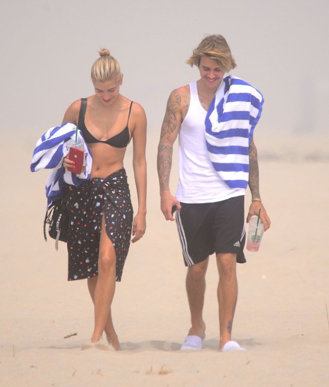 Bahkan untuk ke pantai, Justin Bieber tidak bisa lepas dari sandal hotel. Foto: Dok. Instagram/@haileybaldwincr 