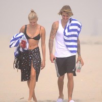 Bahkan untuk ke pantai, Justin Bieber tidak bisa lepas dari sandal hotel. Foto: Dok. Instagram/@haileybaldwincr 