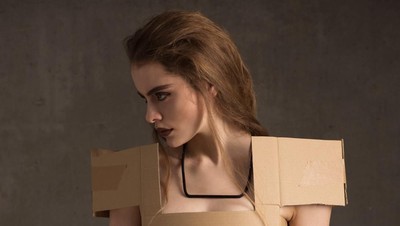 Kreatif Banget! Wanita Ini Buat Berbagai Pakaian dari Kardus Bekas