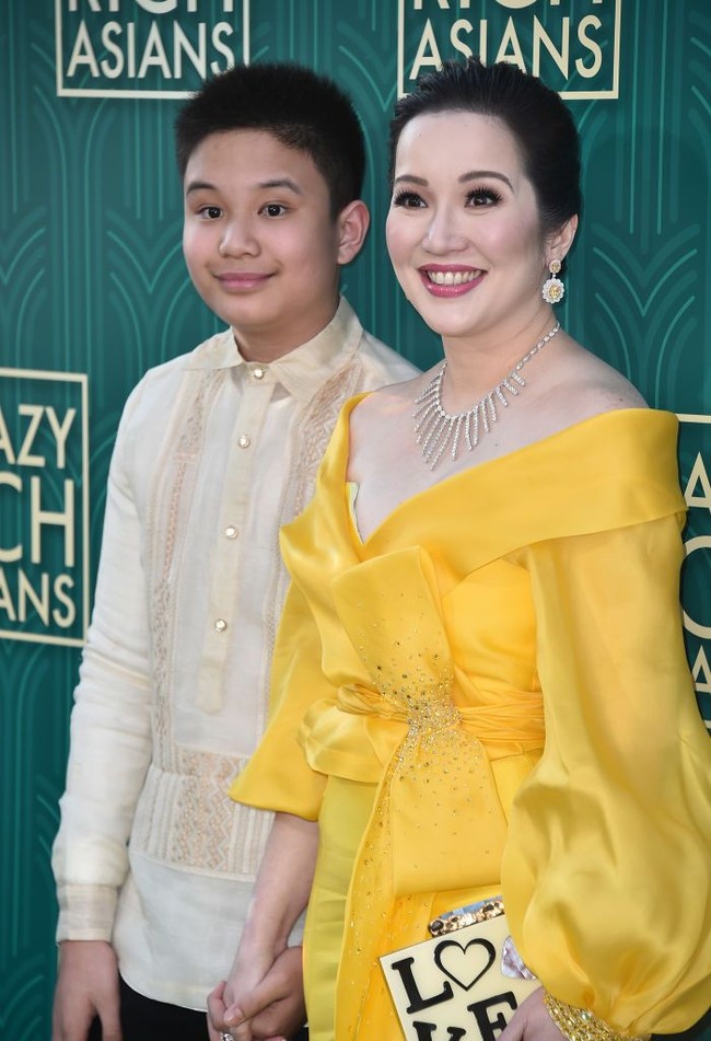 Hadir di premier film, Kris Aquino ditemani oleh putranya, James Carlos Aquino Yap Jr, yang di Filipina juga dikenal sebagai aktor. Saat bergaya di karpet merah, Kris tampil mewah memakai gaun kuning rancangan desainer Michael Leyva. Dia juga memakai kalung dan anting berlian. Foto: Getty Images