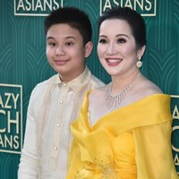 Hadir di premier film, Kris Aquino ditemani oleh putranya, James Carlos Aquino Yap Jr, yang di Filipina juga dikenal sebagai aktor. Saat bergaya di karpet merah, Kris tampil mewah memakai gaun kuning rancangan desainer Michael Leyva. Dia juga memakai kalung dan anting berlian. Foto: Getty Images