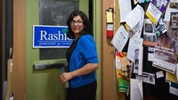 Tlaib yang berusia 42 tahun ini lahir dan besar di Detroit, AS. Dia merupakan anak sulung dari 14 bersaudara. Ibunda Tlaib merupakan seorang imigran asal Palestina, sedangkan ayahnya bekerja di sebuah pabrik milik Ford Motor Company di Detroit. Foto: Cameron Pollack/Detroit Free Press