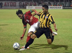 Pada laga semifinal yang dihelat di Stadion Gelora Delta, Sidoarjo, Kamis (9/8/2018) malam WIB, Indonesia langsung ambil inisiatif serangan sejak peluit awal dibunyikan.