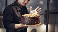 Selain menjadi aktor, Edward dikenal sebagai model. Ini salah satu posenya ketika membawa cake red velvet. Foto: Instagram @edward_akbar