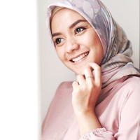 Enno Lerian dikenal sebagai penyanyi cilik di era 90-an. Pelantun lagu Du Di Dam dan Si Nyamuk Nakal itu kini sudah jarang terlihat di layar kaca, tapi masih eksis di media sosial. Foto: Instagram Enno Lerian