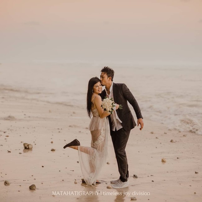 Pantai menjadi lokasi outdoor berikutnya untuk foto prewedding Dita Soedarjo dan Denny Sumargo. Dita tampak cantik dibalut dress dari brand busana miliknya sendiri, Virgin Villains. Sedangkan Denny memakai jas dari Double L’uomo. Foto: Instagram @matahatigraphy
