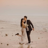 Pantai menjadi lokasi outdoor berikutnya untuk foto prewedding Dita Soedarjo dan Denny Sumargo. Dita tampak cantik dibalut dress dari brand busana miliknya sendiri, Virgin Villains. Sedangkan Denny memakai jas dari Double L’uomo. Foto: Instagram @matahatigraphy